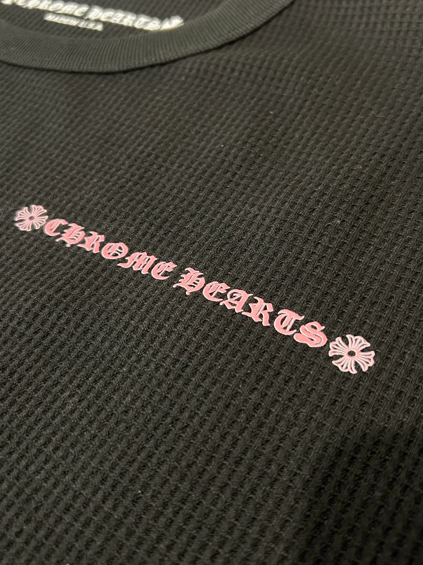 P230 Size: S/M/L single color, same style for men and women Chrome Hearts 22FW Chrome Hearts waffle letter printed long-sleeved T-shirt, the first clues can be seen from the release of Chrome Hearts 25 spring and summer new style📝This year's micro-profile items are definitely the dark horse of the trend The crisp feeling brought by the special nature of waffle fabric coincides with the rising fashion trend in autumn and winter. In addition to layering in autumn and winter, there are already many celebrities/trend bloggers wearing them. Family members with a keen sense of fashion, come and choose! !  ⚠️It is recommended to dry clean or wrap it inside the laundry bag and machine wash it in cold water quickly!